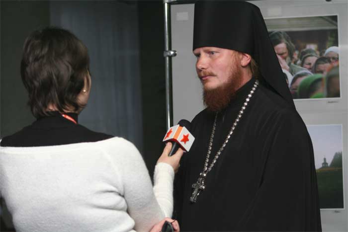 назад