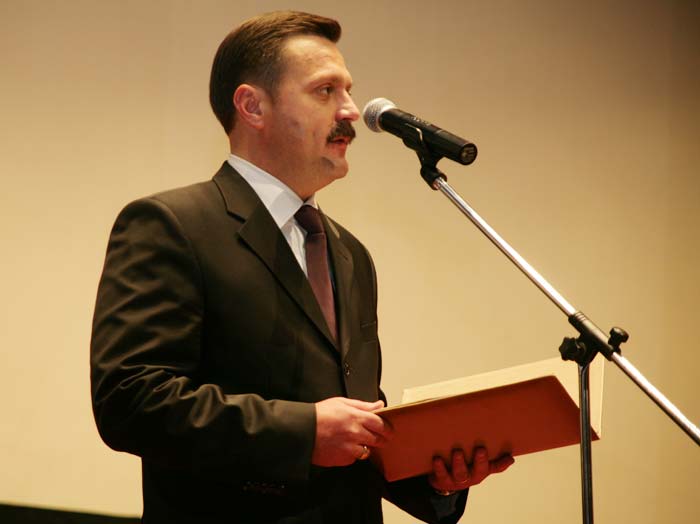 назад