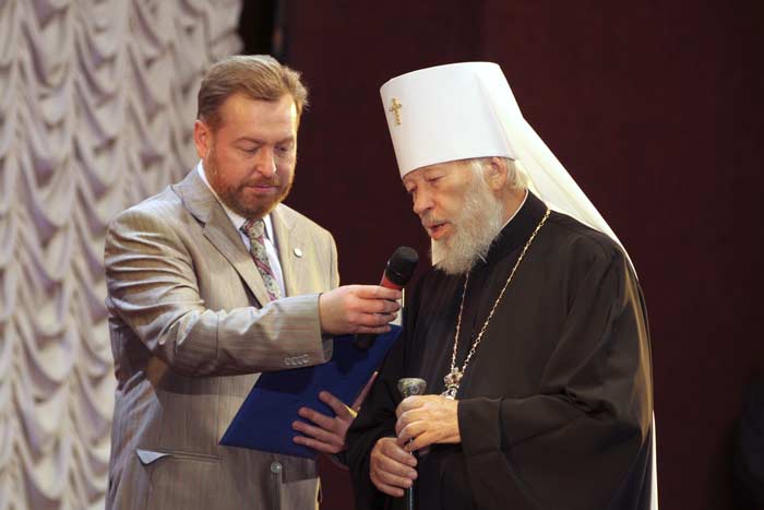 назад