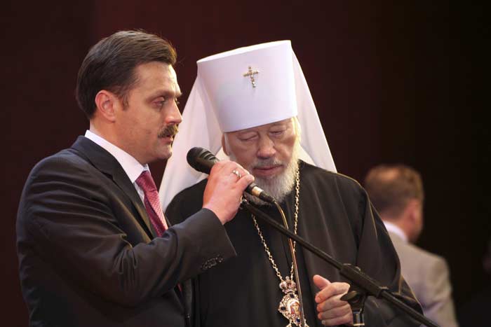 назад