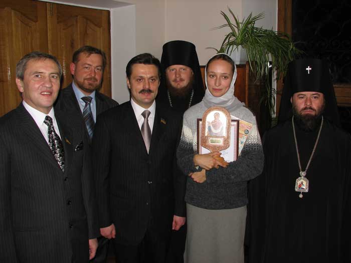 назад