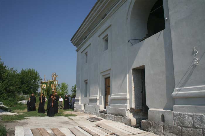 назад