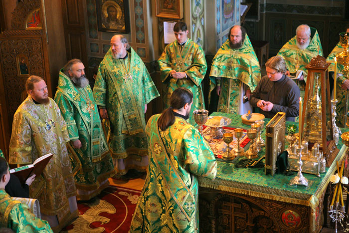назад