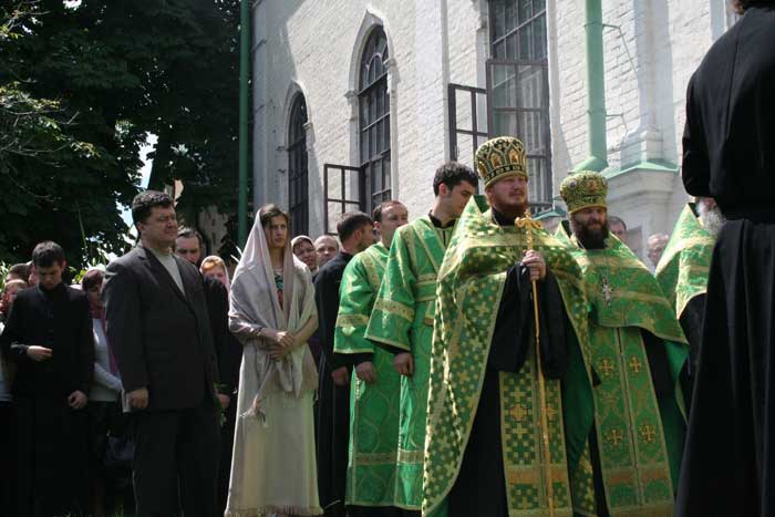 назад