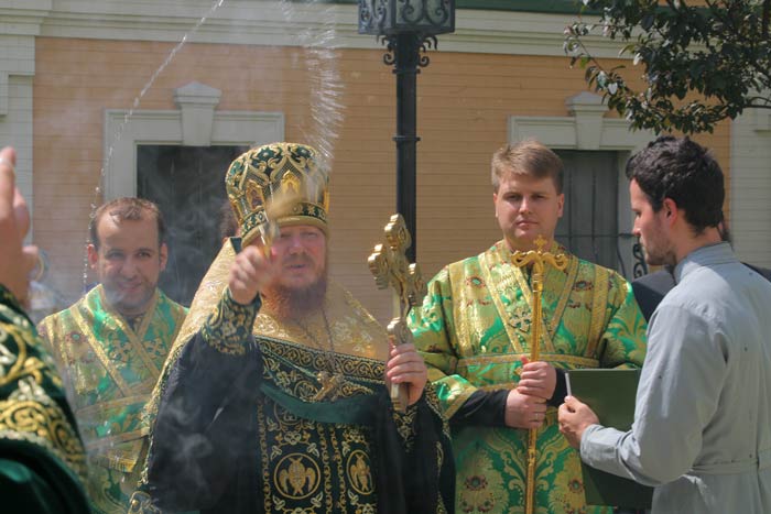 назад